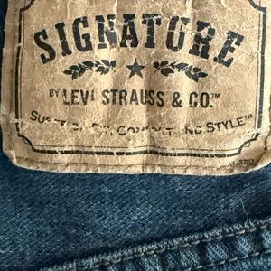 Levi's Relaxed fit. 30x30 super soft. 100% cotton. Good condition.